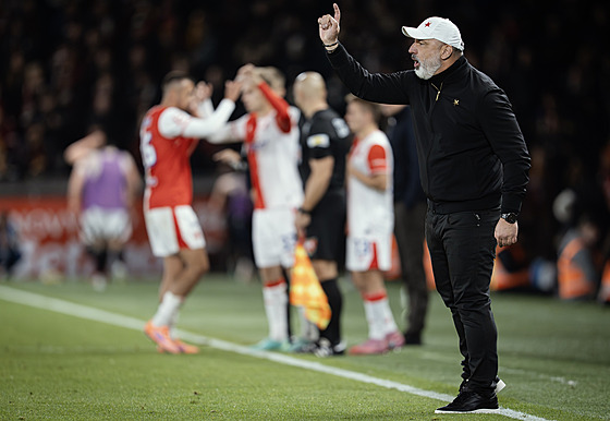 Slávistický trenér Jindich Trpiovský bhem derby proti Spart