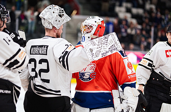 eský gólman imon Hrubec z Curychu se po utkání Ligy mistr zdraví se...