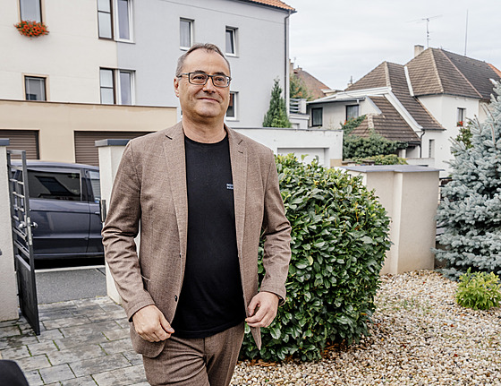 Motoristé se seli na ustavující schzi poslaneckého klubu ve vile v Hostivai....