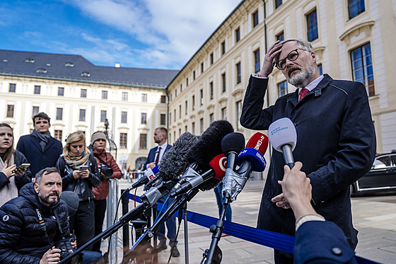 Prezident Petr Pavel pijal na jednání Petra Fialu. (5. íjna 2025)