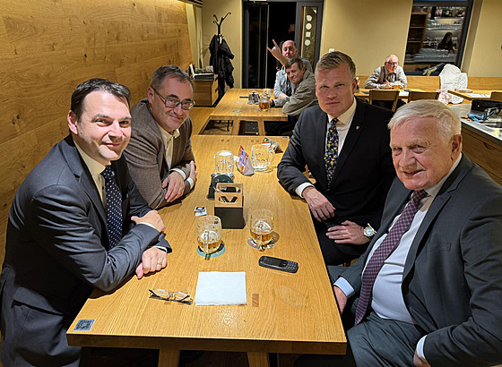 Po úspchu Motorist se jejich pedstavitelé seli na piv s bývalým...