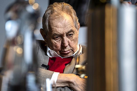 Exprezident Milo Zeman pi debatách v pivovaru na Ládví. (2. íjna 2025)