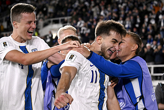 Adam Marhiev slaví gól Finska v utkání s Litvou.