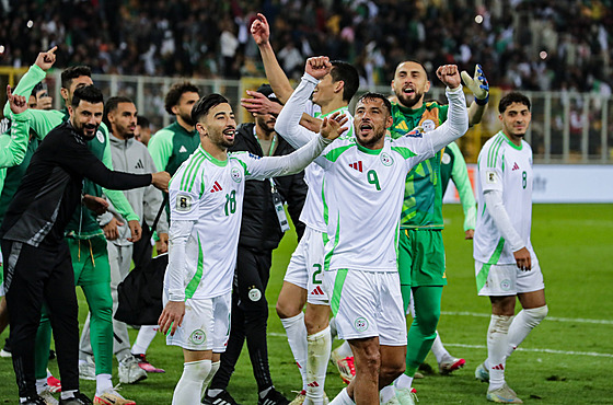 Alírtí fotbalisté slaví vítzství nad Mosabikem.