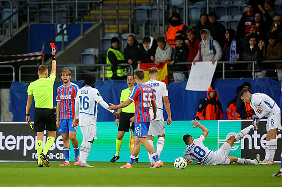 Borna Sosa z Crystal Palace vstebává ervenou kartu, zatímco spoluhrái z...