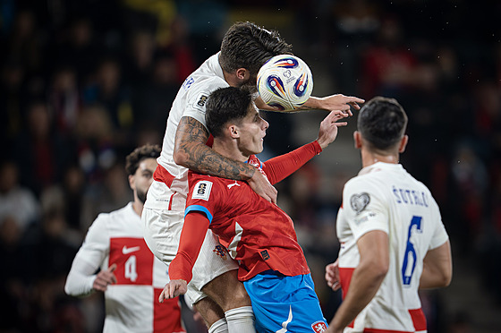 Martin Vitík v hlavikovém souboji bhem utkání s Chorvatskem.