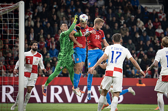 Tomá Souek a Jaroslav Zelený v leteckém souboji s chorvatským brankáem...