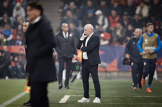 Trenér Ivan Haek sleduje své svence.