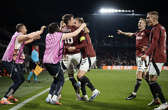 Hrá�i i lavi�ka Sparty slaví t�etí gól proti Shamrock Rovers.