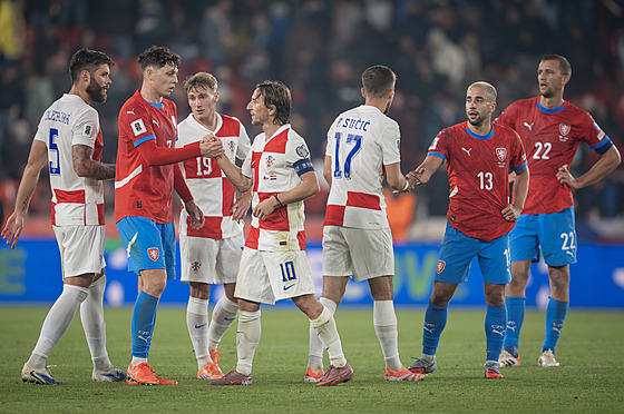 Ladislav Krejí se zdraví s Lukou Modriem.