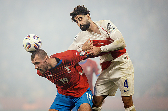 Tomá Chorý v hlavikovém souboji s Jokem Gvardiolem.