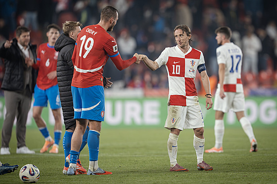 Tomá Chorý se po zápase zdraví s chorvatským kapitánem Lukou Modriem.