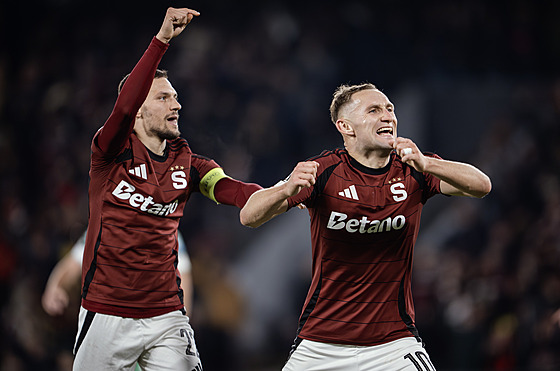 Luká Haraslín a Jan Kuchta slaví tvrtý gól Sparty.