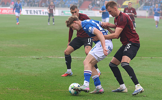 Marek Havran z Baníku Ostrava si kryje mí mezi sparany Matjem Ryneem a...