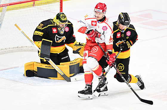 Jordann Perret v souboji ped brankou v utkání proti Kuopiu.