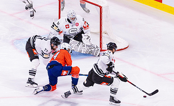 Sparané brání bhem utkání Ligy mistr proti Curychu.