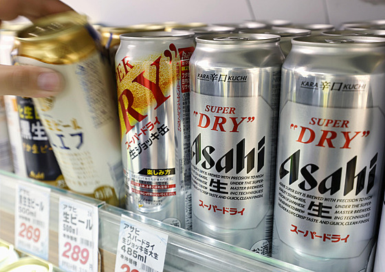 Plechovky piva Asahi v regálu supermarketu v Jokoham� (3. �íjna 2025)