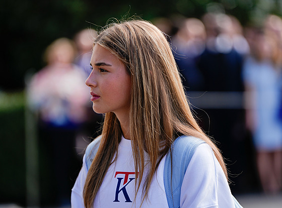 Kai Trump sleduje, jak její ddeek, prezident Donald Trump, hovoí s novinái...