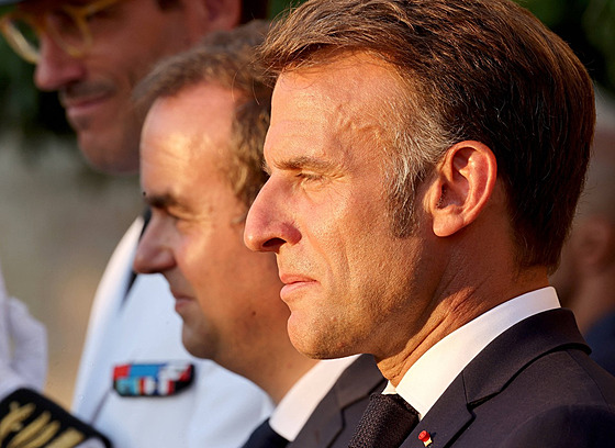 Francouzský prezident Emmanuel Macron po boku tehdejího ministra ozbrojených...