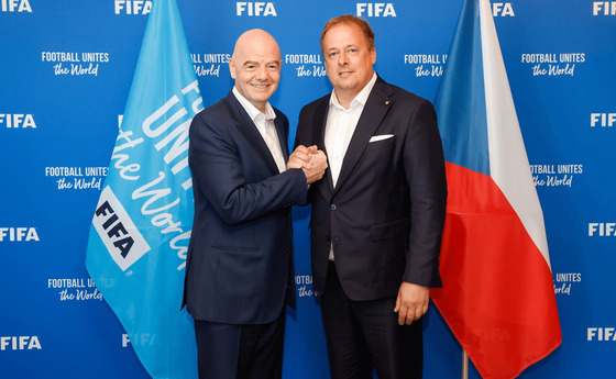 éf FIFA Gianni Infantino si podává ruku se éfem FAR Davidem Trundou.
