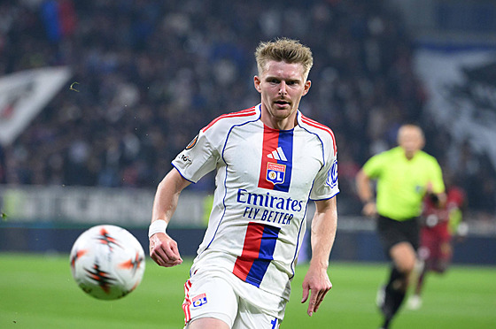 Pavel ulc sleduje balón.