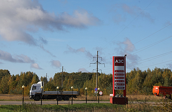 Rusové se potýkají s nedostatkem benzínu. Snímek pochází z msta Ninij...