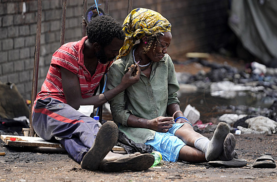 Narkomani bez domova v ulicích jihoafrické Pretorie (5. bezna 2025)