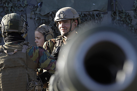 Vojáci a voja�ky NATO na vojenské základno� v belgickém Elsenbornu (18. �íjna...