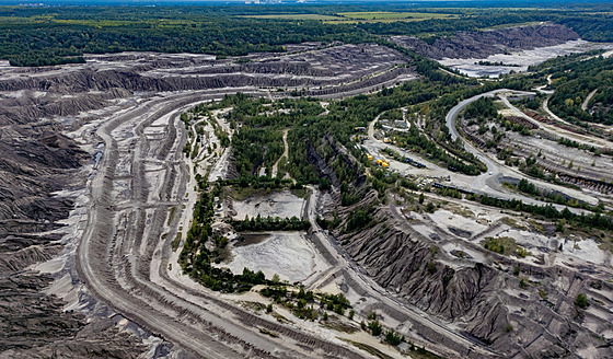 Fotografie zachycuje povrchový dl Welzow-Süd poblí Sprembergu v Nmecku. (30....