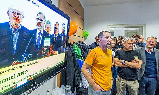 Ve volebním tábu SPOLU v Pardubicích i pes nelichotivý výsledek panovala...