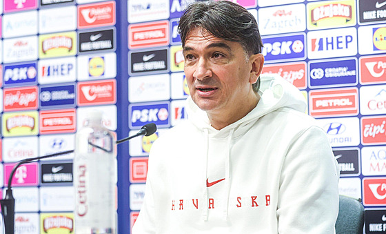 Trenér chorvatských fotbalist Zlatko Dali na tiskové konferenci v Záhebu...