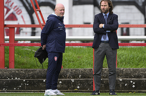 Manaer fotbalových reprezentací Pavel Nedvd a trenér Ivan Haek bhem...