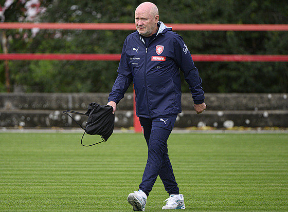 Reprezentaní kou Ivan Haek bhem tréninku ped kvalifikaním zápasem proti...