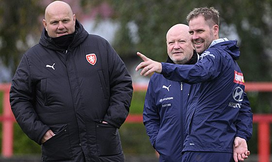 Reprezentaní kou Ivan Haek (uprosted), manaer týmu Tomá Hübchschman...