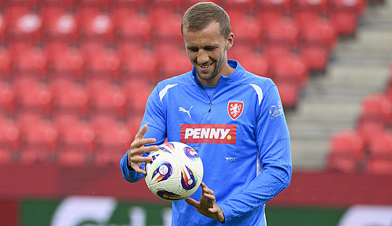 Tomá Souek, kapitán eské reprezentace, na pedzápasovém tréninku ped...