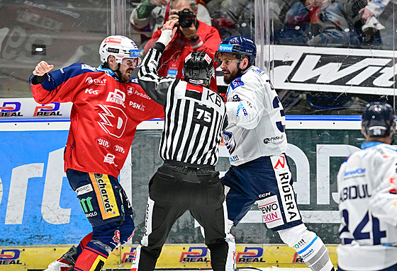 Milo Kelemen z Pardubic (vlevo) a Jakub Zboil z Vítkovic v pstním souboji