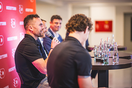 Filip Peán na diskuzním setkání s fanouky Dynama nezvykle srel vtipem. (8....