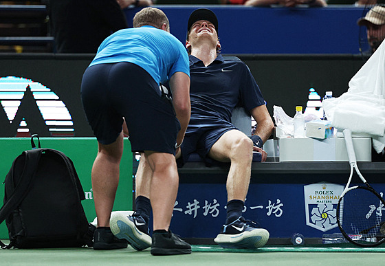 Jannik Sinner nedohrál utkání tetího kola v anghaji.