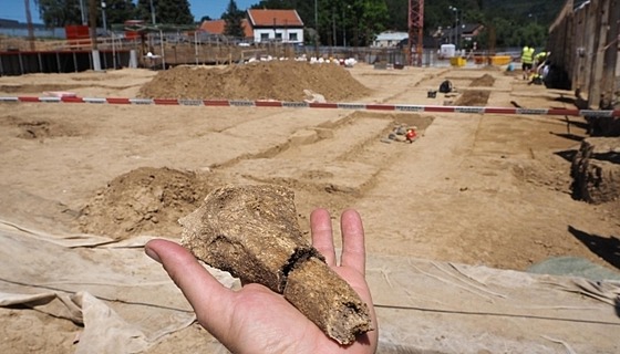 Archeologický objev na Bukov� pat�í k nejvýznamn�j�ím paleolitickým nalezi�tím...