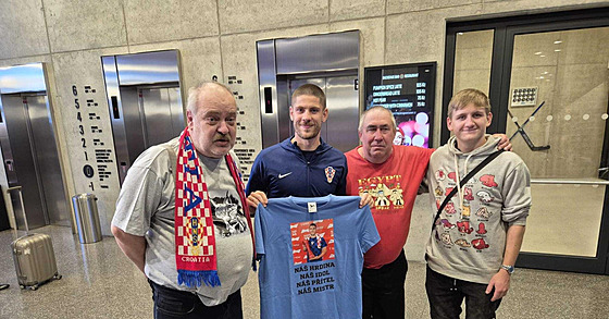 Miroslav Steleek (vlevo), zakladatel fanklubu Andreje Kramarie v obci Krámy,...