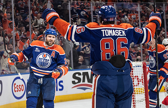 Leon Draisaitl (29) a David Tomáek (86) slaví gól Edmonton Oilers.