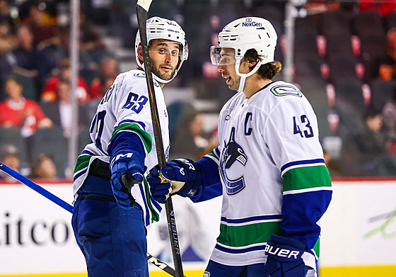 Max Sasson (63) a Quinn Hughes (43) slaví gól Vancouver Canucks.