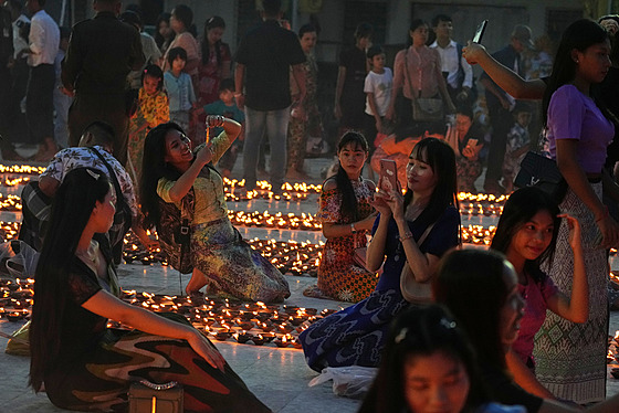 Barmská armáda bombardovala dav lidí, který se seel pi oslav buddhistického...
