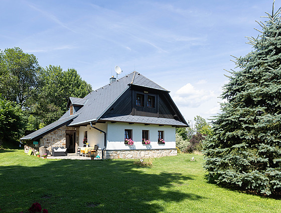 Chalupa na první dobrou psobí starím dojmem. Postavená ovem byla teprve ped...