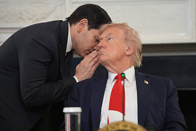 Šeptání a vzkaz na papíře. Co napsal Rubio Trumpovi o dohodě s Hamásem?