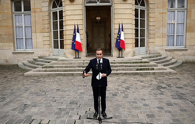 Macron trvá na svém. Znovu jmenoval premiérem toho, který podal demisi