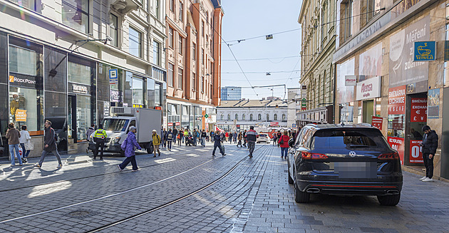 Výsuvné sloupky i méně tramvají. Brno má plán pro omezení dopravy v centru