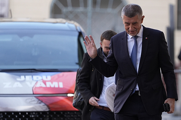 Babiš si řídil auto sám. Policistka ho musela nasměrovat do správných dveří