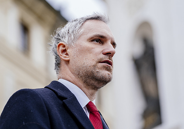 „Styď se, Zdeňku.“ Udženija spustila slovní kanonádu na Hřiba. A groteska na Hradě pokračuje