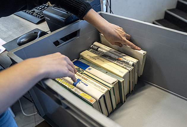 Čtrnáct procent dospělých Čechů neumí plynule číst a psát. Jak jsou na tom v Číně a Ghaně?